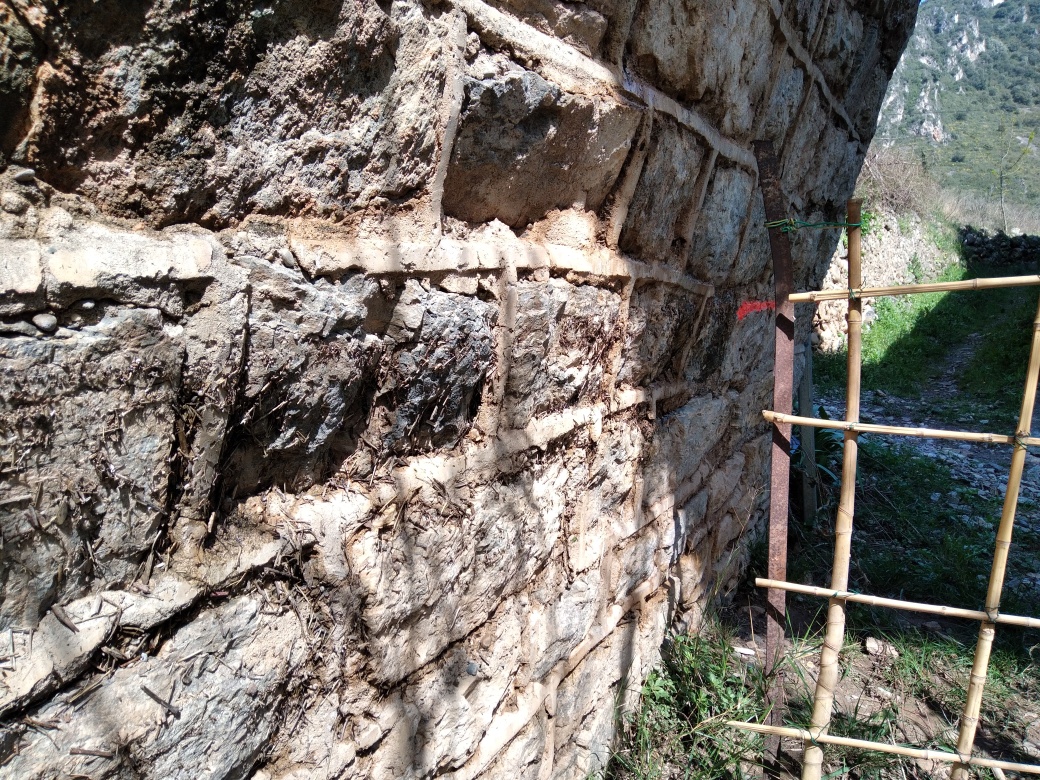 Trace sous l'arche 