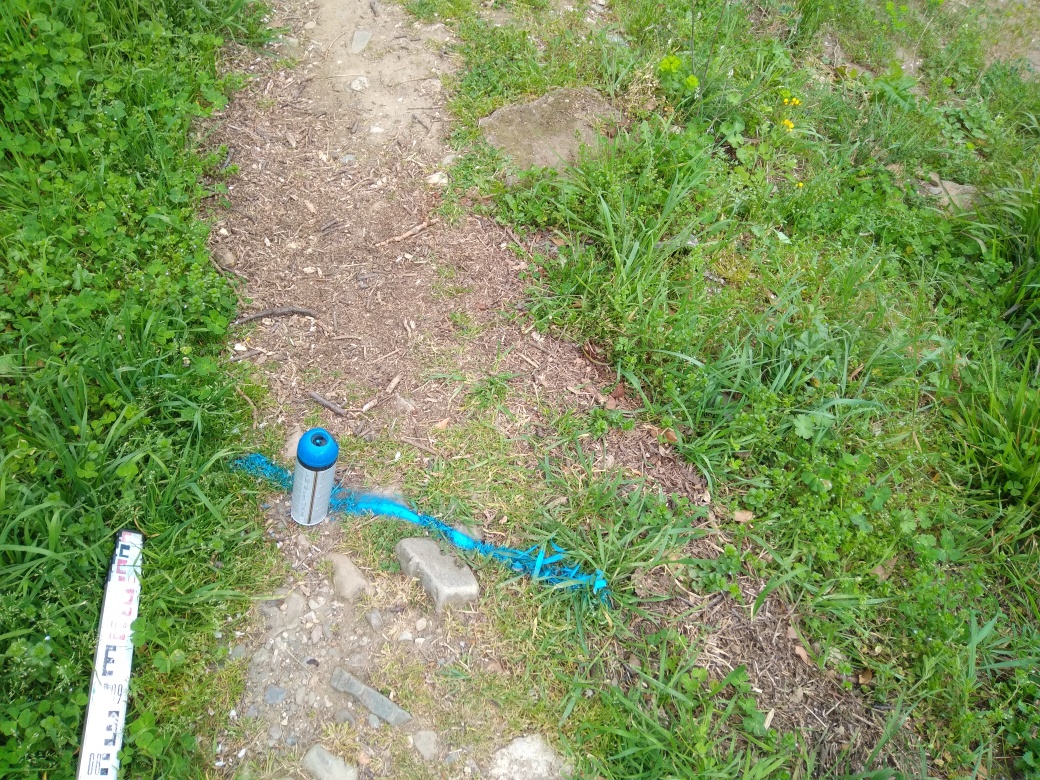 Dépôt sur le sentier