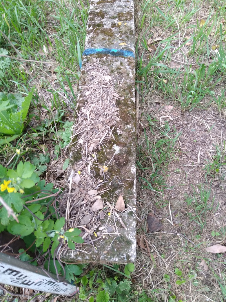 Dépôt sur le muret