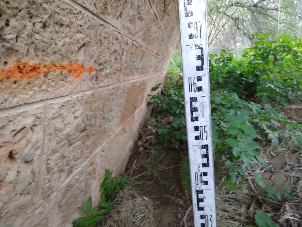 Trace sous l'arche de pont