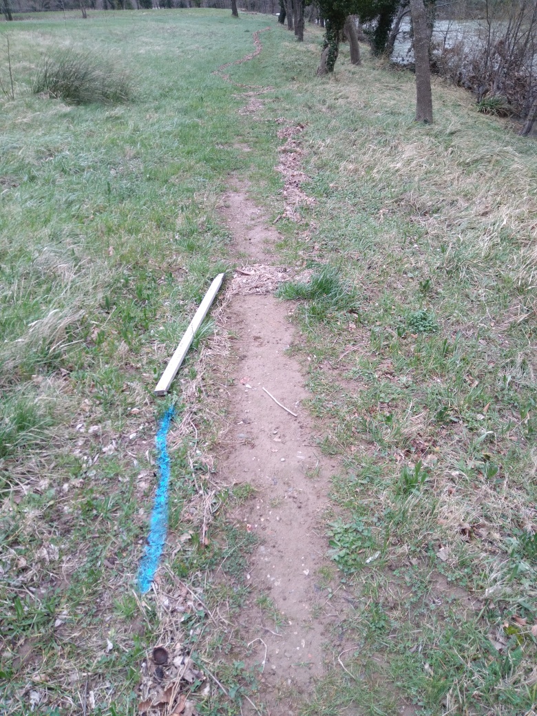 Dépôt au bord du sentier