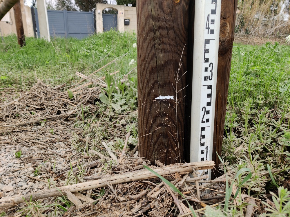 Trace sur le poteau de la barrière