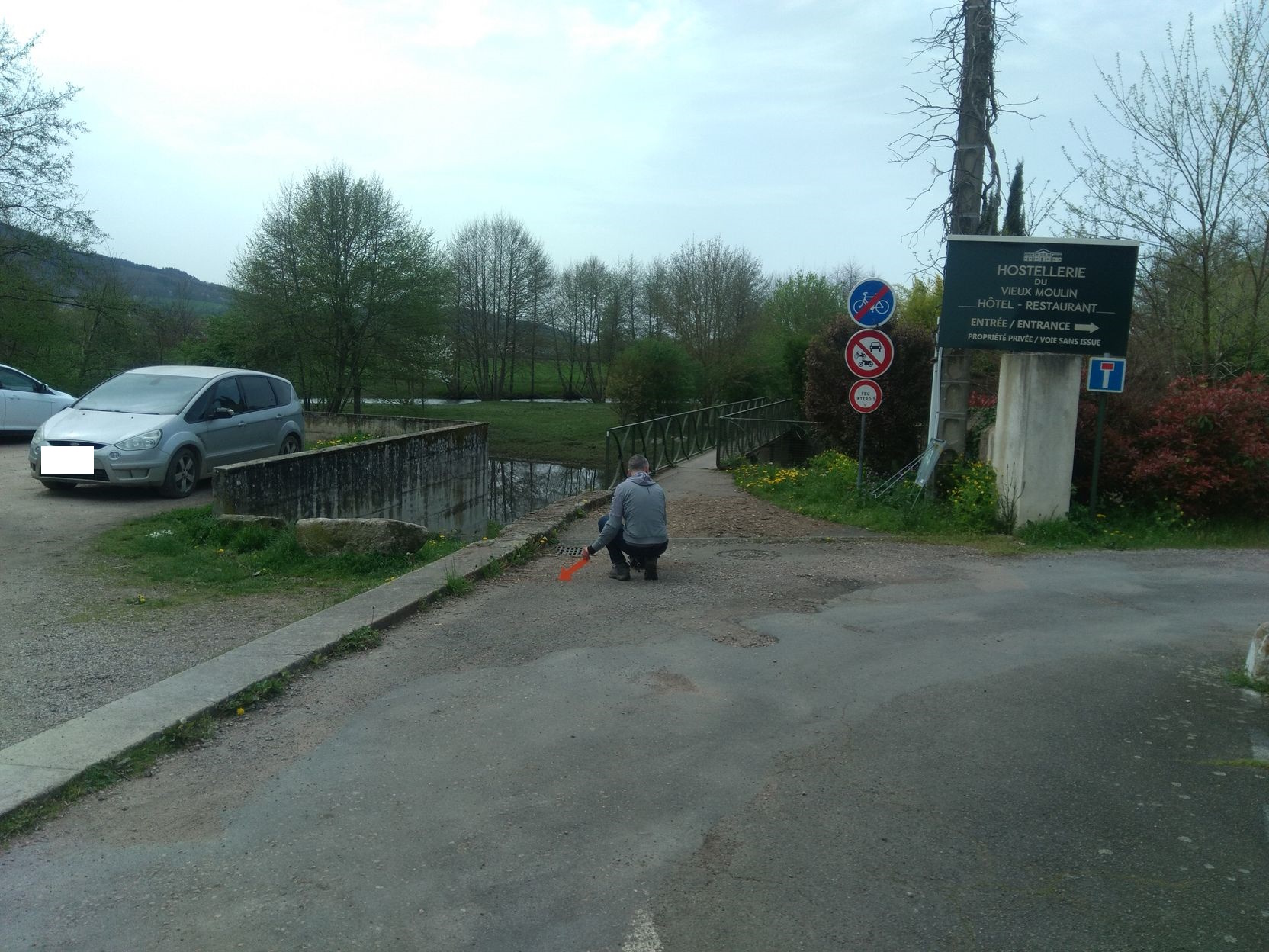Vue du site en 2024 avec le repère de la crue d'avril 2024
