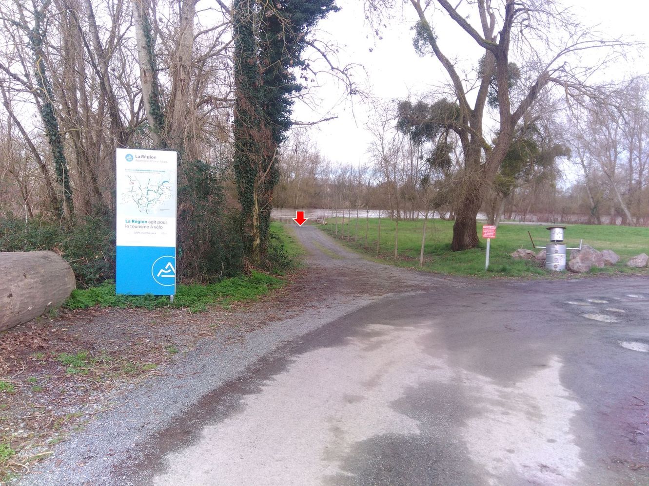 Vue du site en 2024, avec le repère de la crue de mars 2024