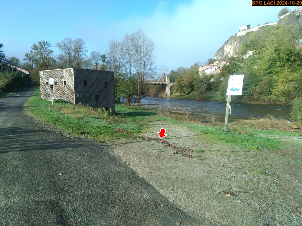 Vue du site en 2024, avec le repère de la crue d’octobre 2024
