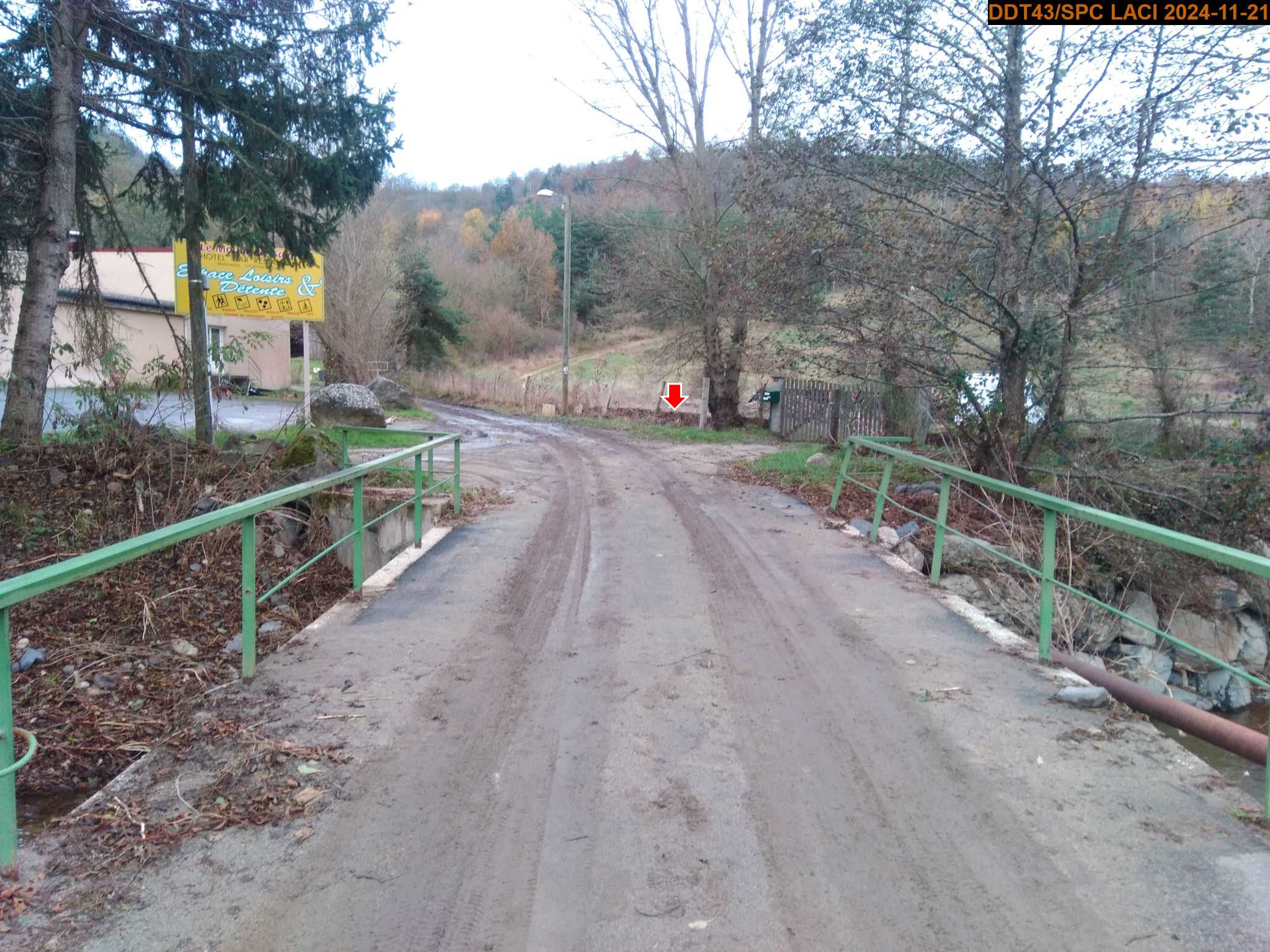 Vue du site en 2024, avec le repère de la crue du 17 octobre 2024