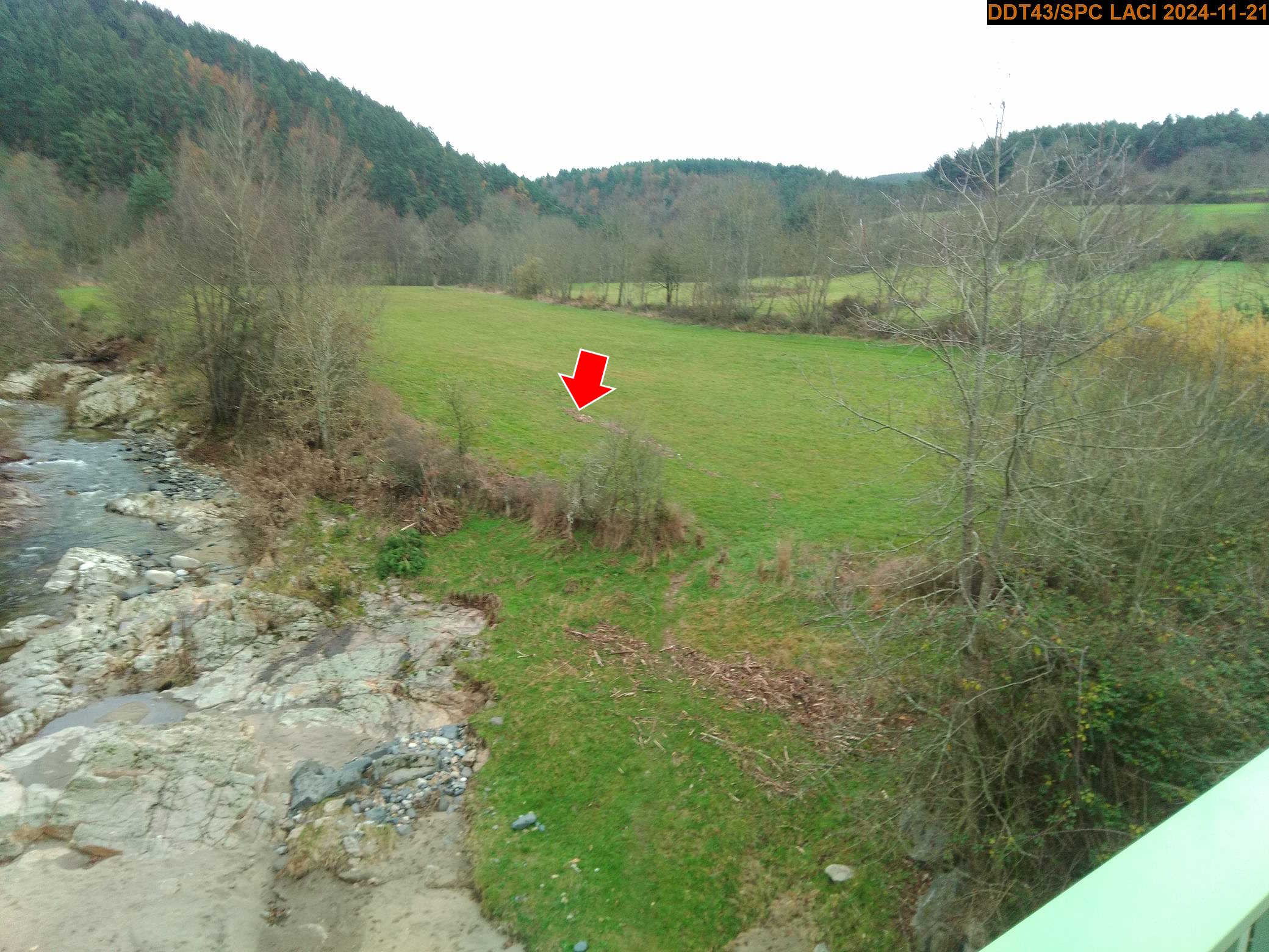 Vue du site en 2024 depuis le pont, avec le repère de la crue du 17 octobre 2024