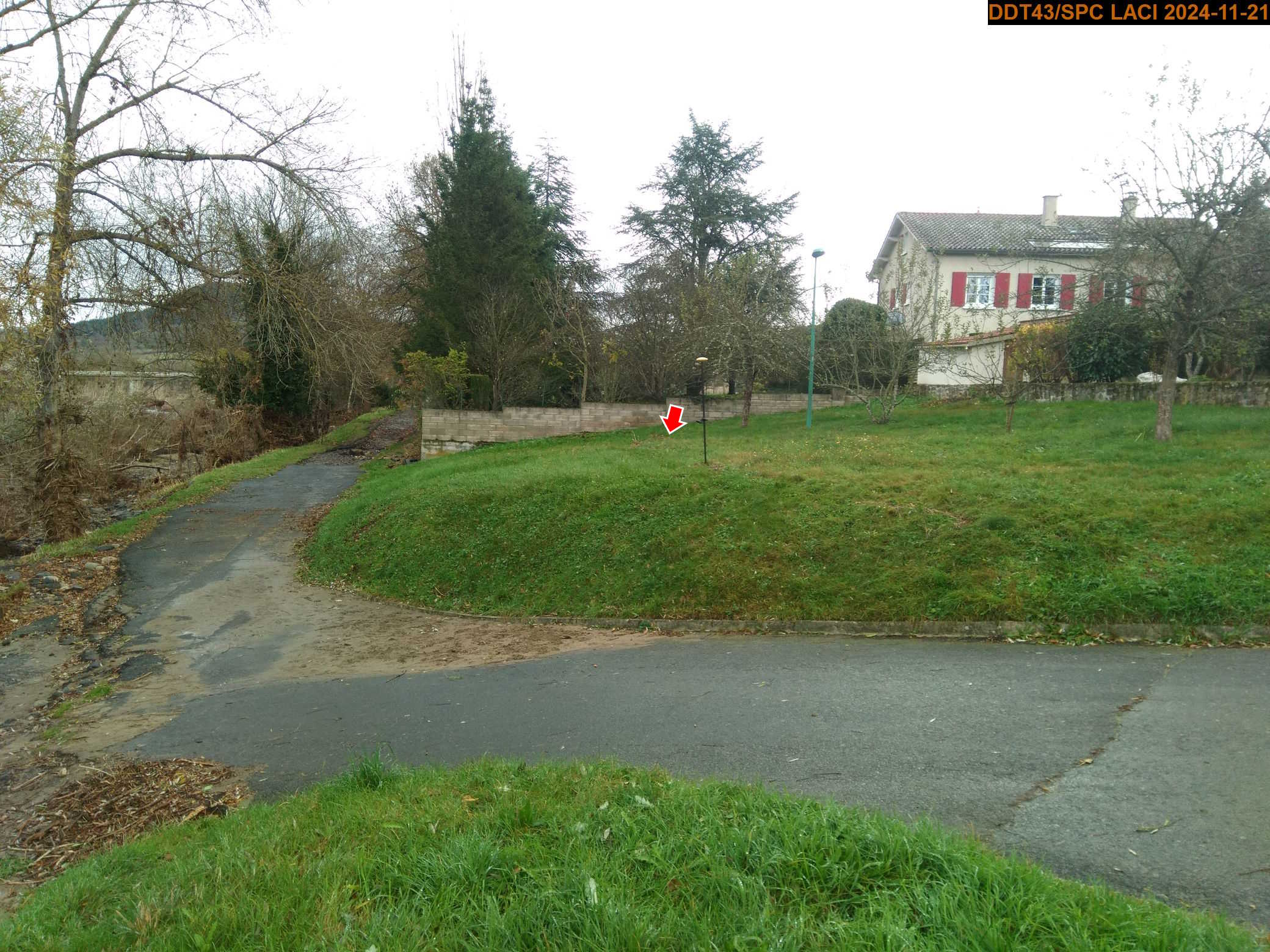 Vue du site en 2024, avec le repère de la crue du 17 octobre 2024