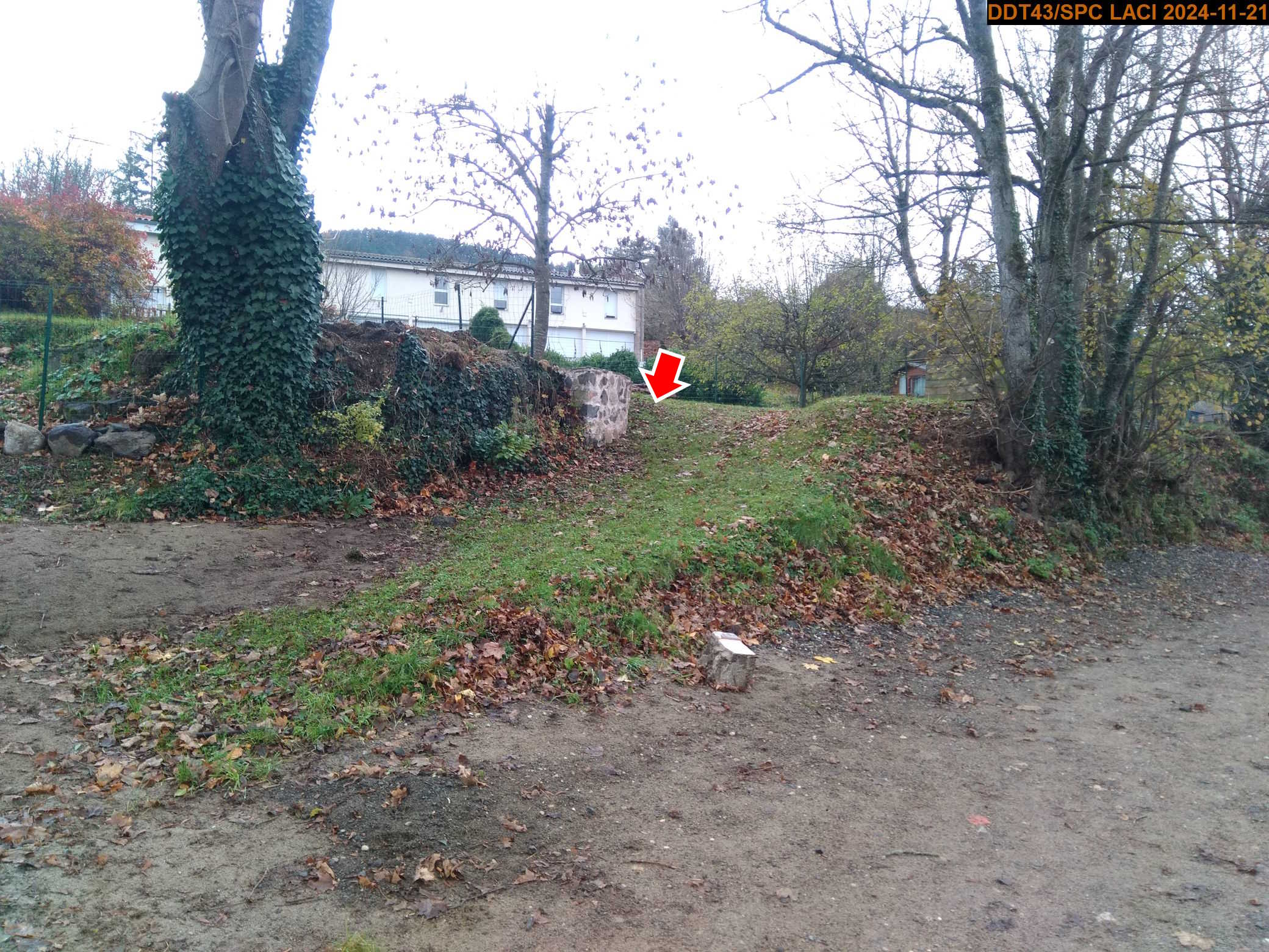 Vue du site en 2024, avec le repère de la crue du 17 octobre 2024