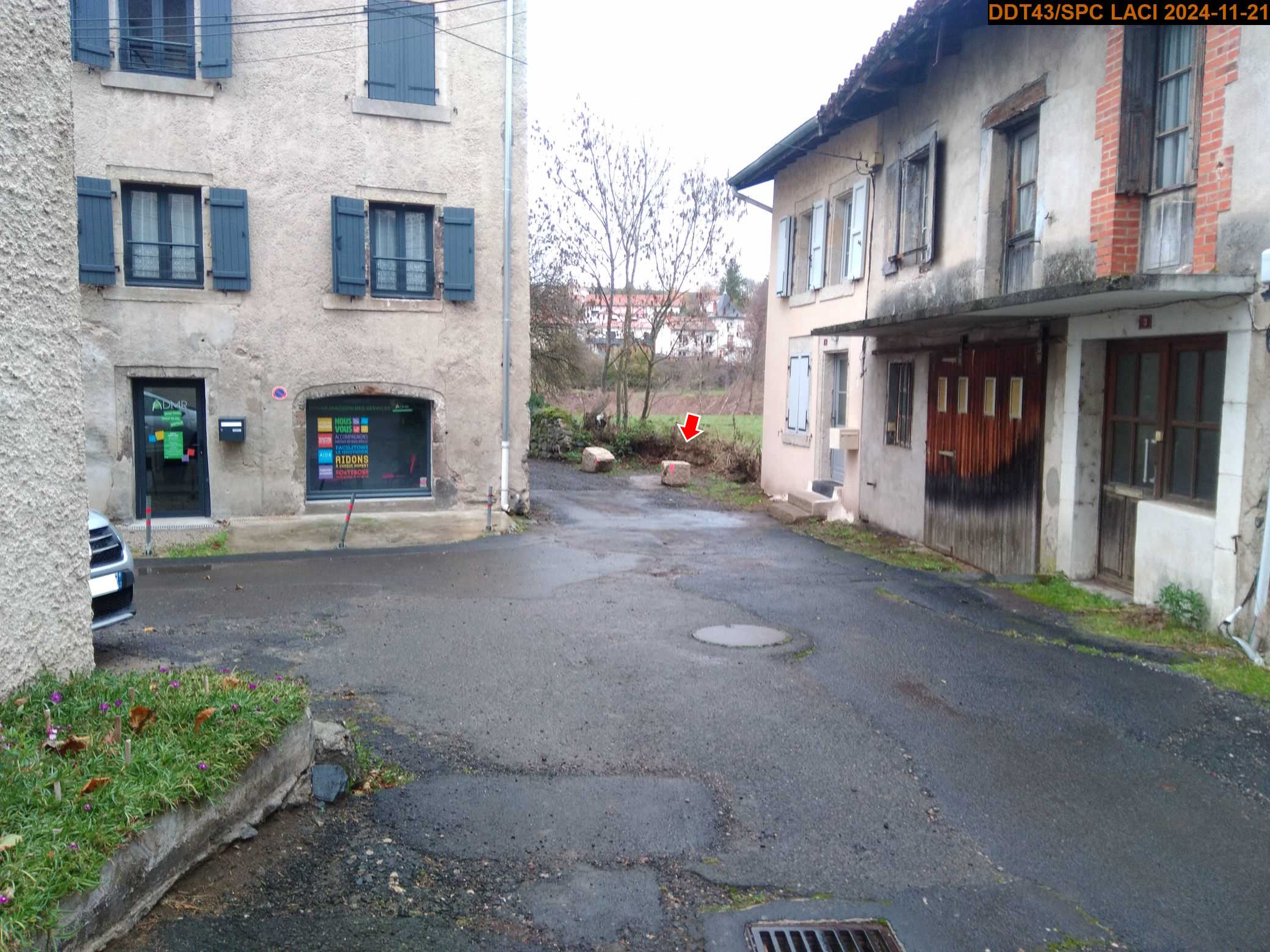 Vue du site en 2024, avec le repère de la crue du 17 octobre 2024