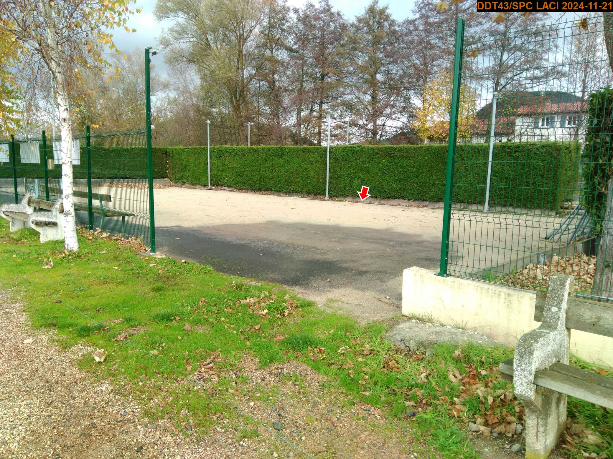 Vue du site en 2024, avec le repère de la crue du 17 octobre 2024