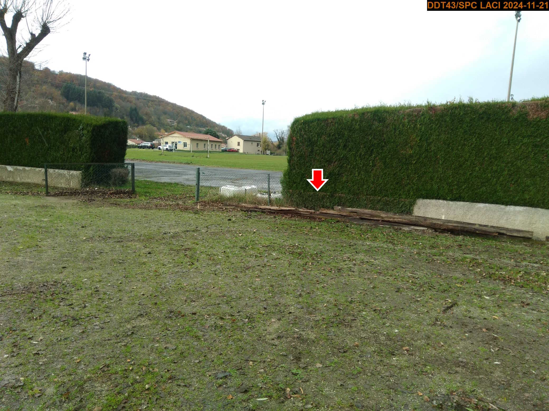Vue du site en 2024, avec le repère de la crue du 17 octobre 2024