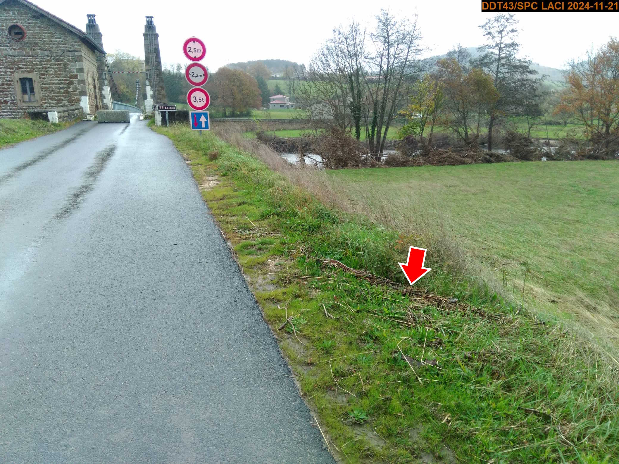 Vue du site en 2024, avec le repère de la crue du 17 octobre 2024