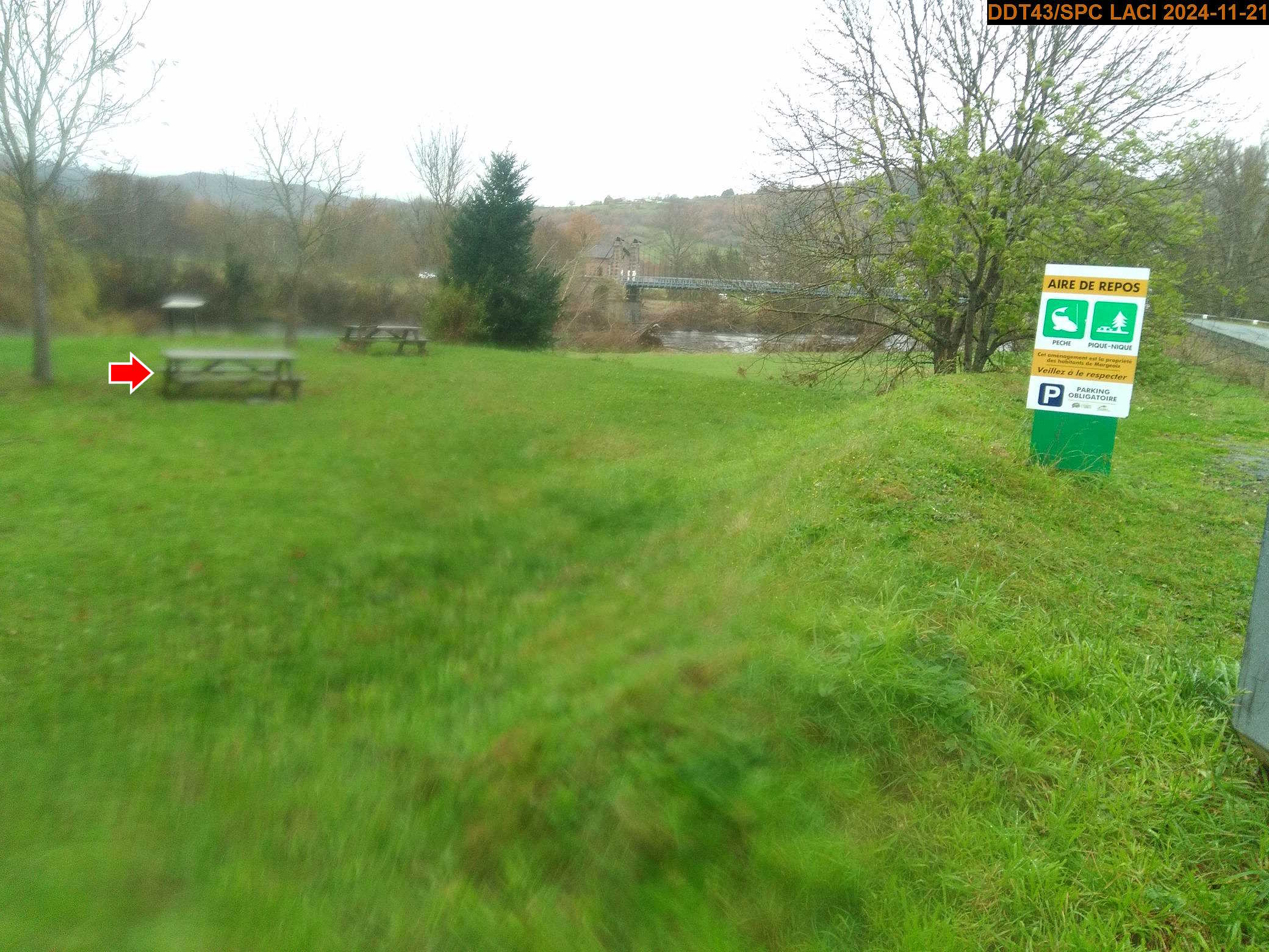 Vue du site en 2024, avec le repère de la crue du 17 octobre 2024