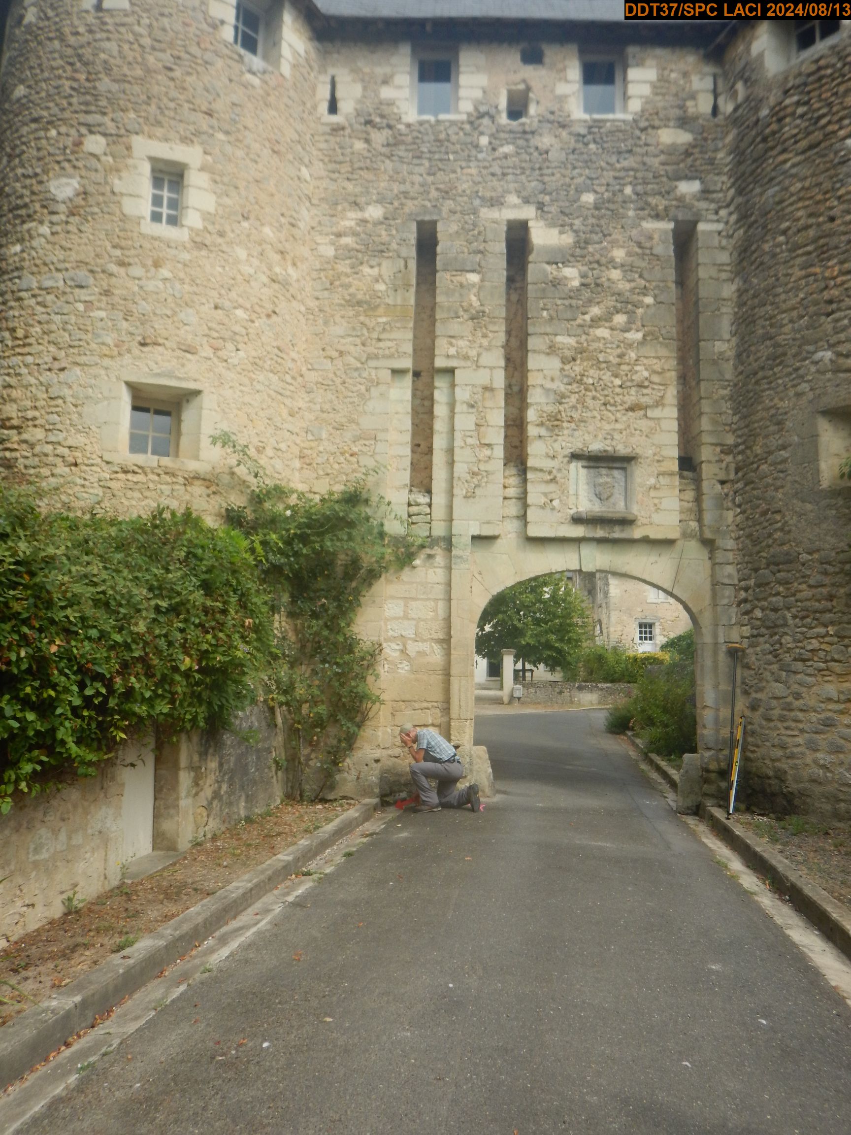 Vue du site en 2024, avec le repère de la crue de 2016