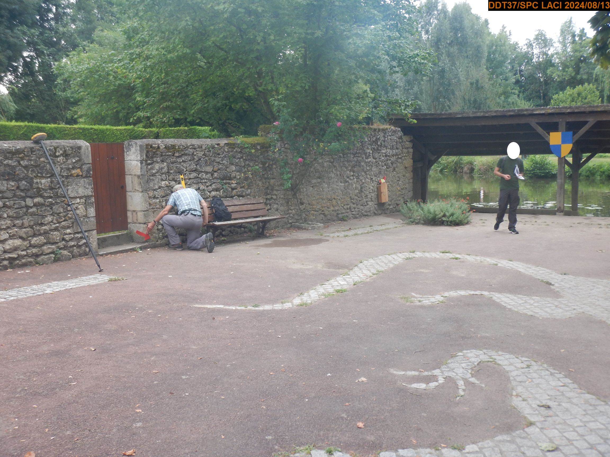Vue du site en 2024, avec le repère de la crue de 2002
