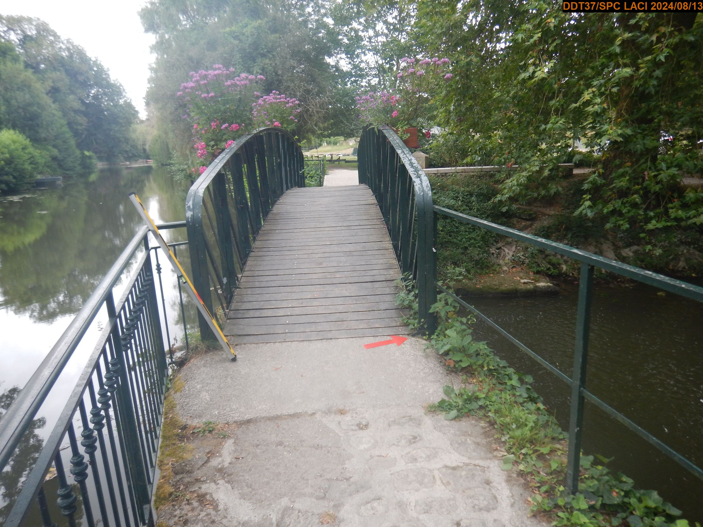 Vue du site en 2024, avec le repère de la crue de 2013