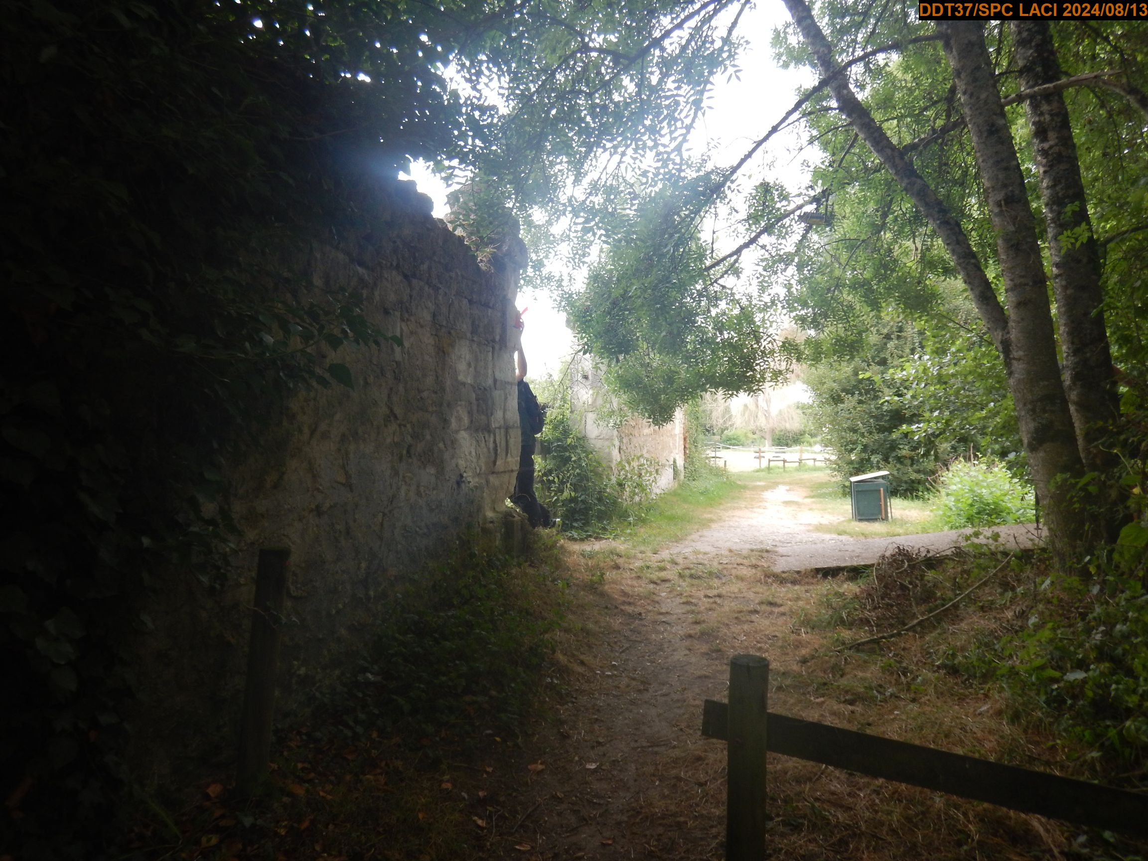 Vue du site en 2024, avec le repère de la crue de 1745
