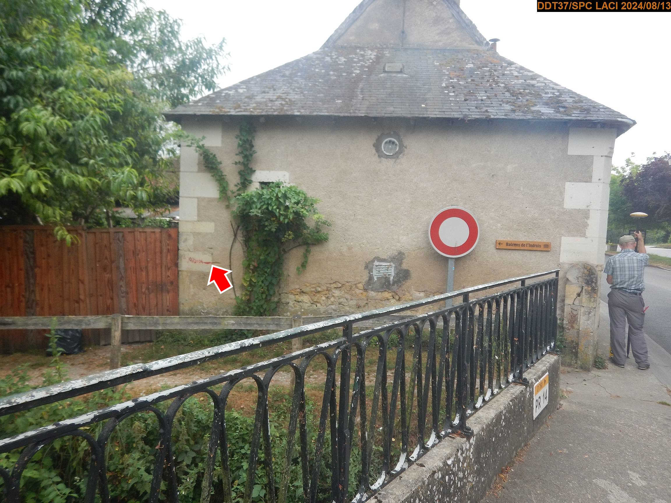 Vue du site en 2024, avec le repère de la crue de 2016