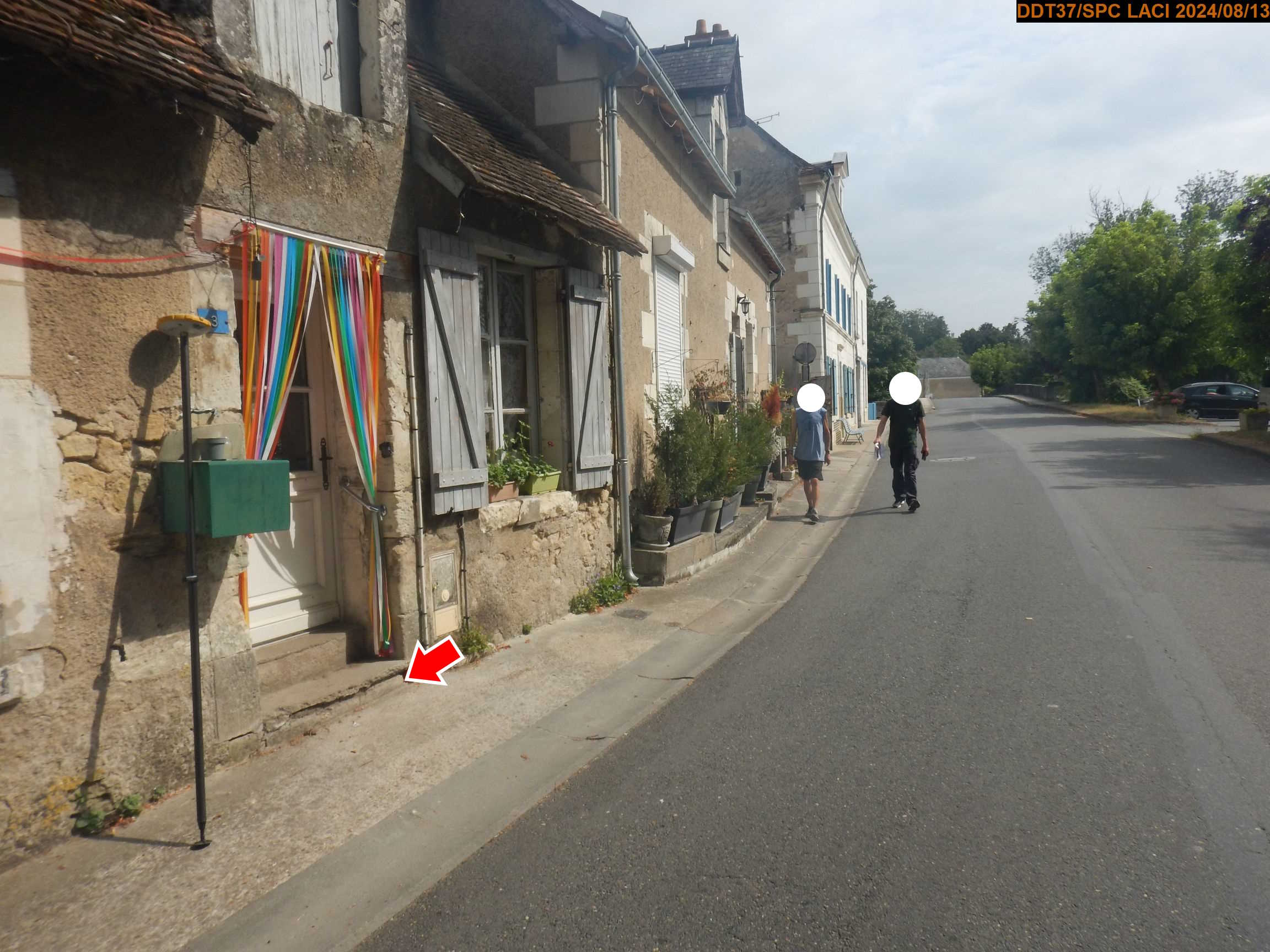 Vue du site en 2024, avec le repère de la crue de 2016