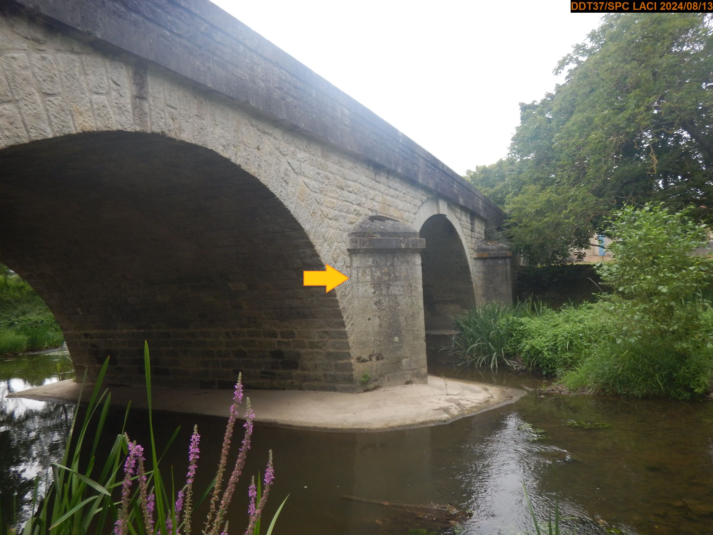 Vue du site en 2024, avec le repère de la crue de 2007