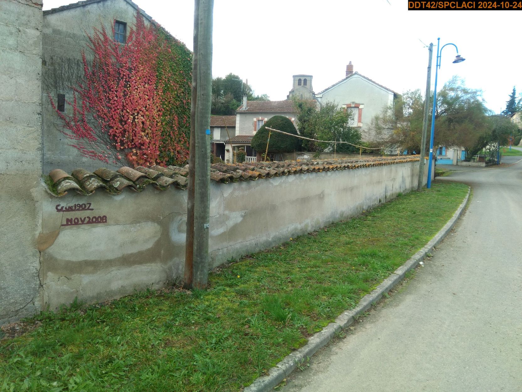 Vue du site en 2024, avec les repère de crues de 1907 et de 2008