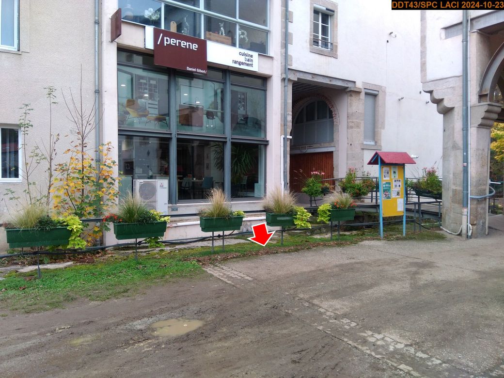 Vue du site en 2024, avec le repère de la crue du 17 octobre 2024