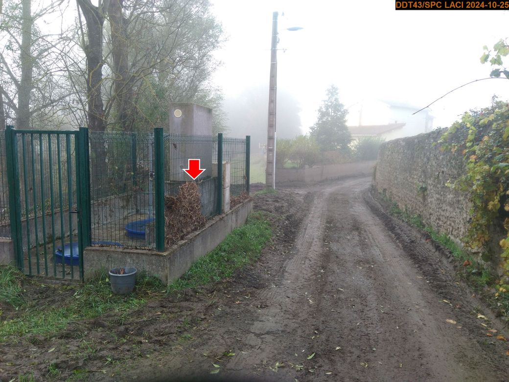 Vue du site en 2024, avec le repère de la crue du 17 octobre 2024