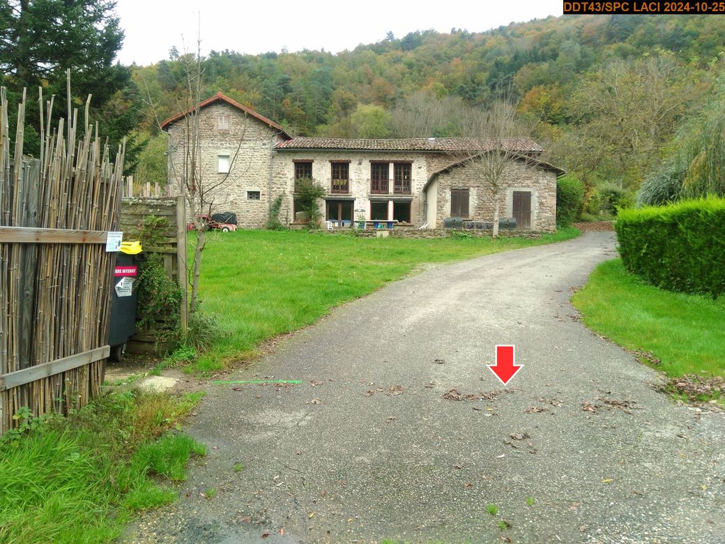Vue du site en 2024, avec le repère de la crue du 17 octobre 2024