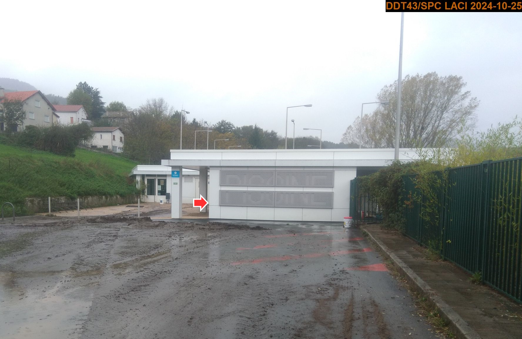 Vue du site en 2024, avec le repère de la crue du 17 octobre 2024