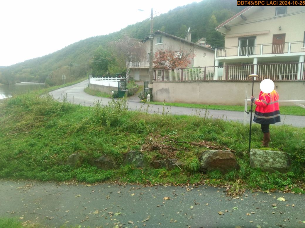 Vue du site en 2024, avec le repère de la crue du 17 octobre 2024