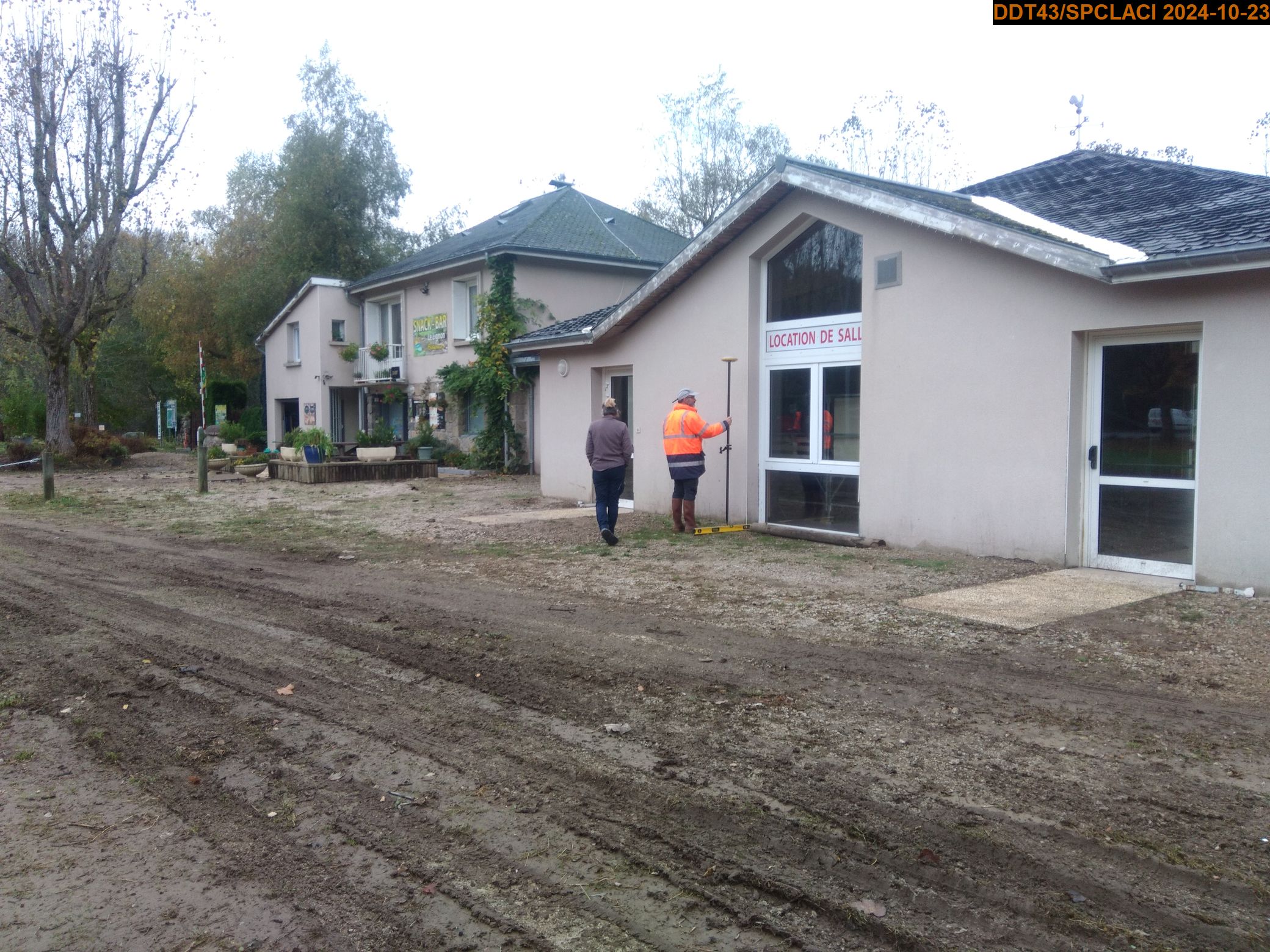 Vue du site en 2024, avec le repère de la crue du 17 octobre 2024
