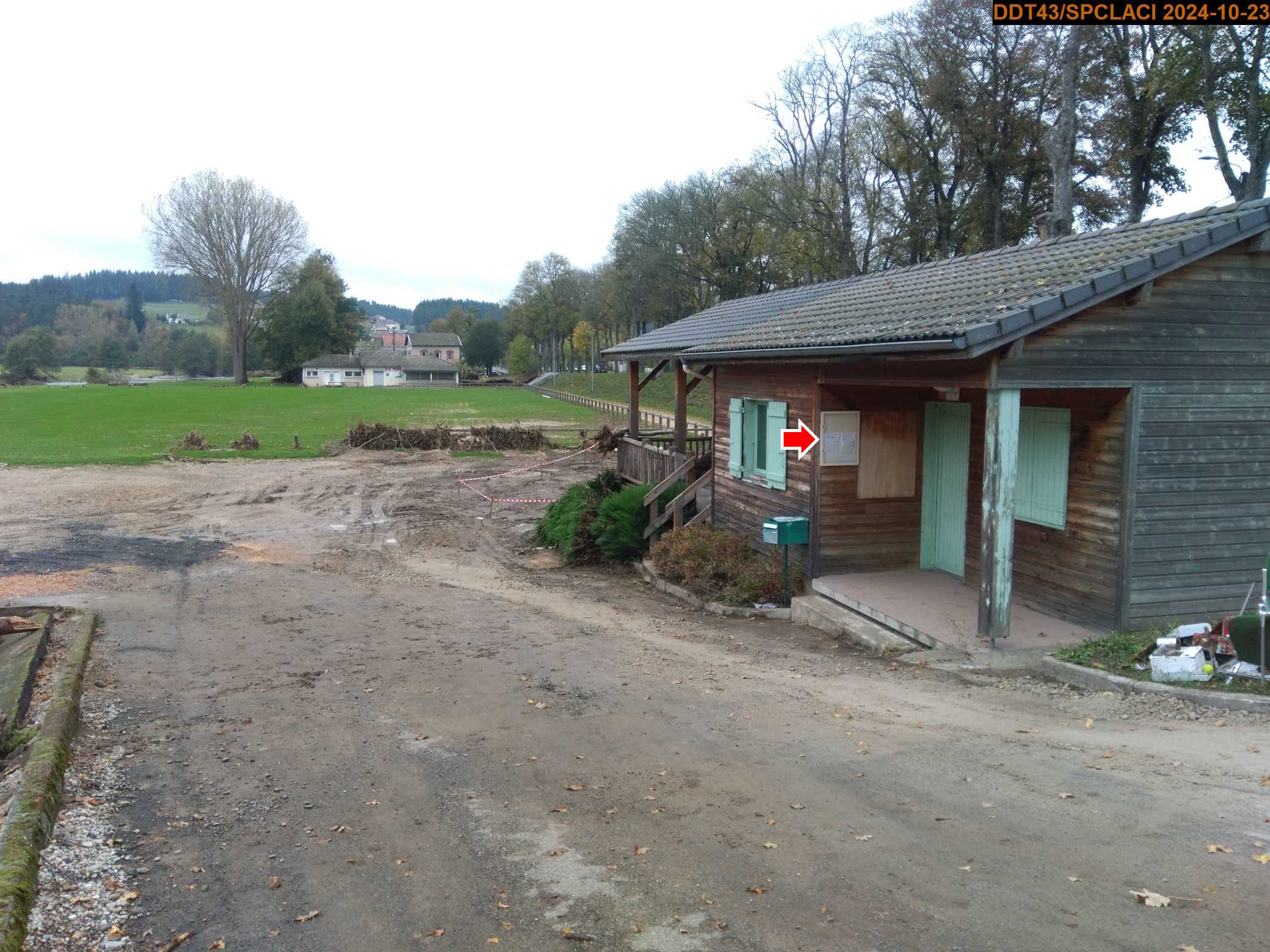 Vue du site en 2024, avec le repère de la crue du 17 octobre 2024