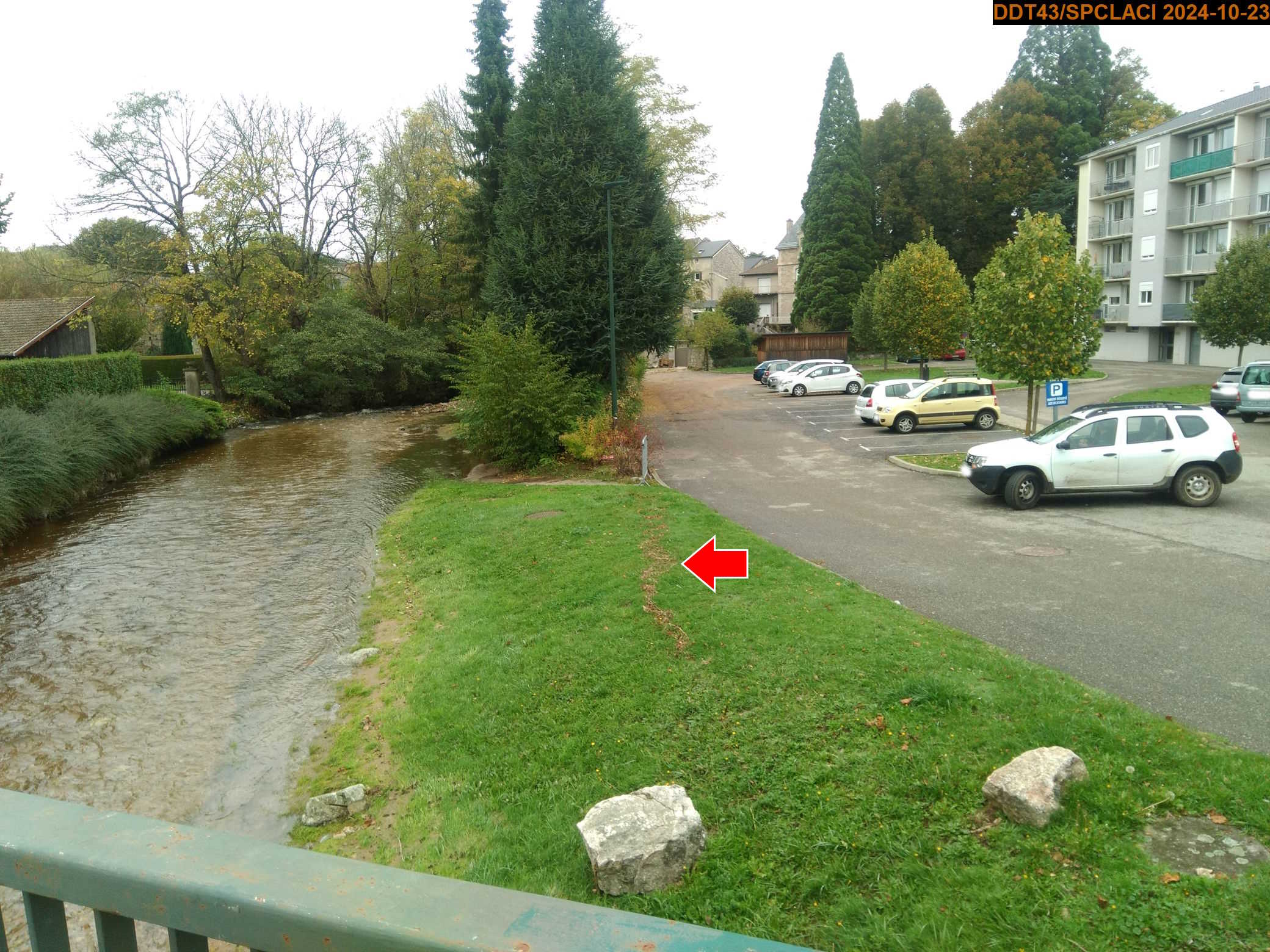 Vue du site en 2024, avec le repère de la crue du 17 octobre 2024