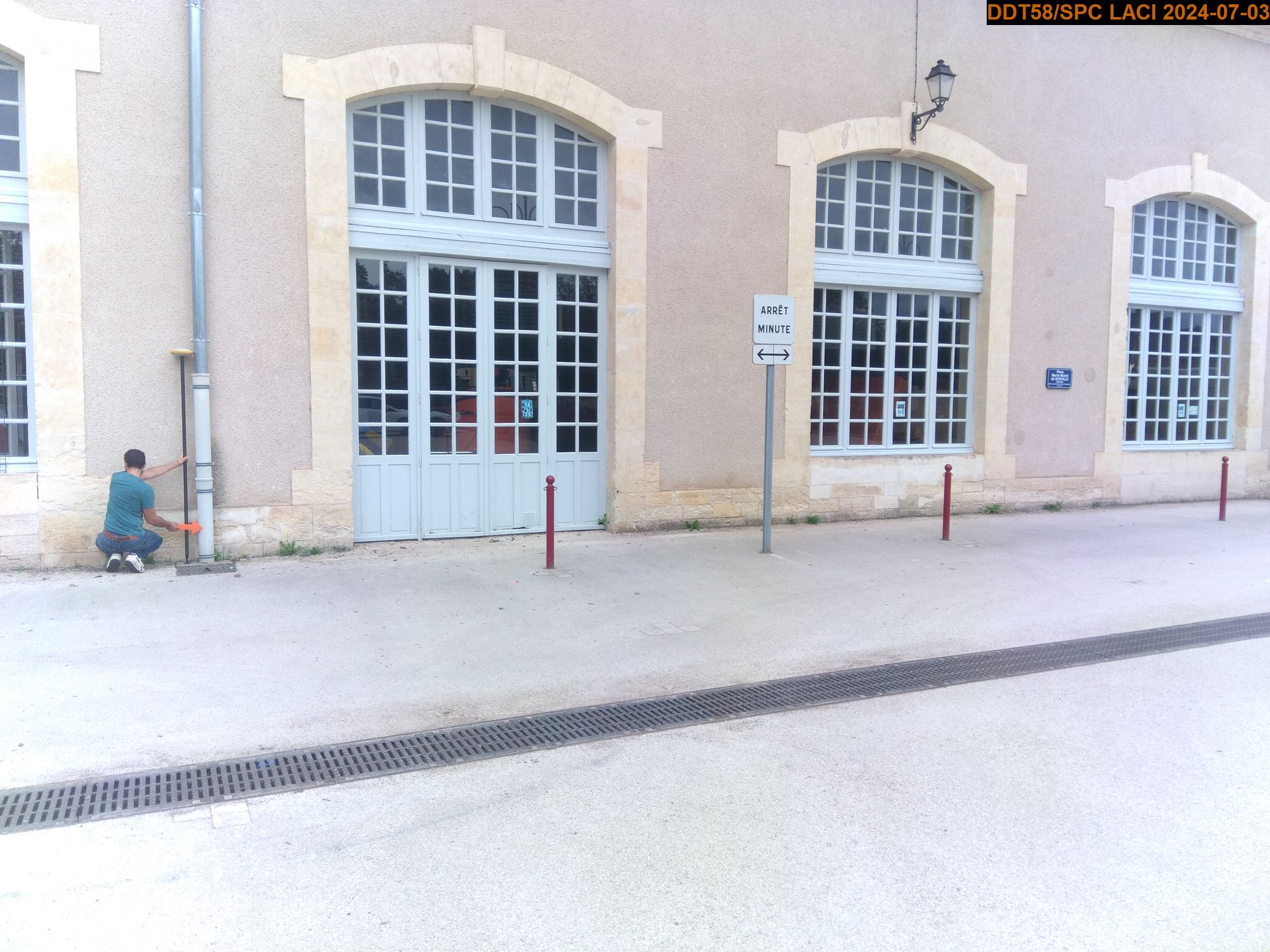 Vue du site en 2024, et du repère de la crue de juin 2024